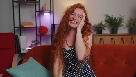 una joven pelirroja riendo en voz alta después de escuchar una anécdota ridícula, un chiste gracioso, sintiéndose divertida