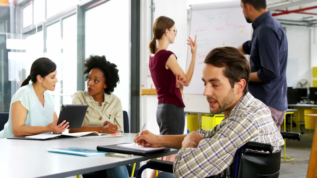 ejecutivos de negocios discutiendo durante la reunión