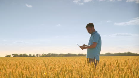 Agrarwissenschaft.-Agronom,-Der-Im-Feld-Arbeitet.-Landwirtschaftskonzept