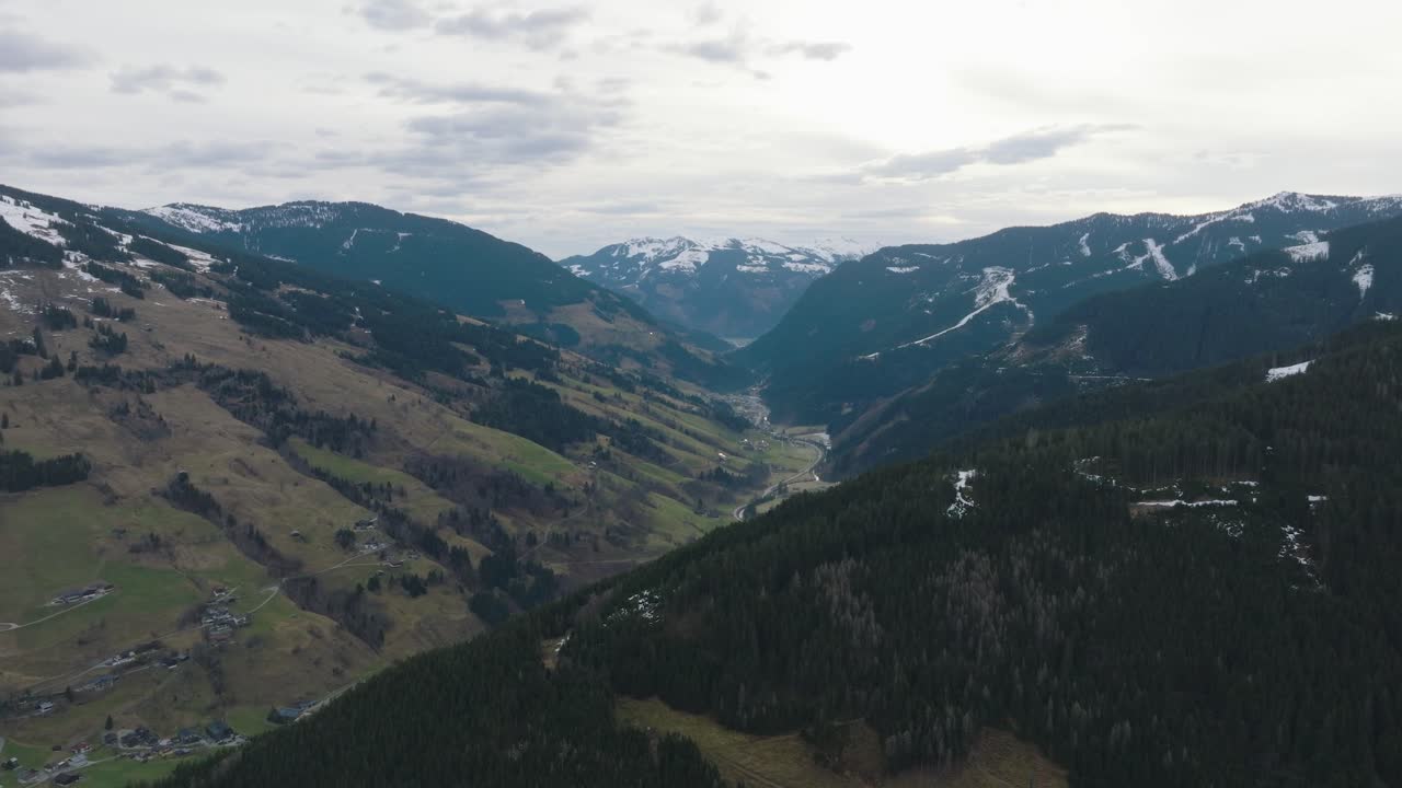 estación de esquí de saalbach-hinterglemm con montañas y valles nevados, vista aérea