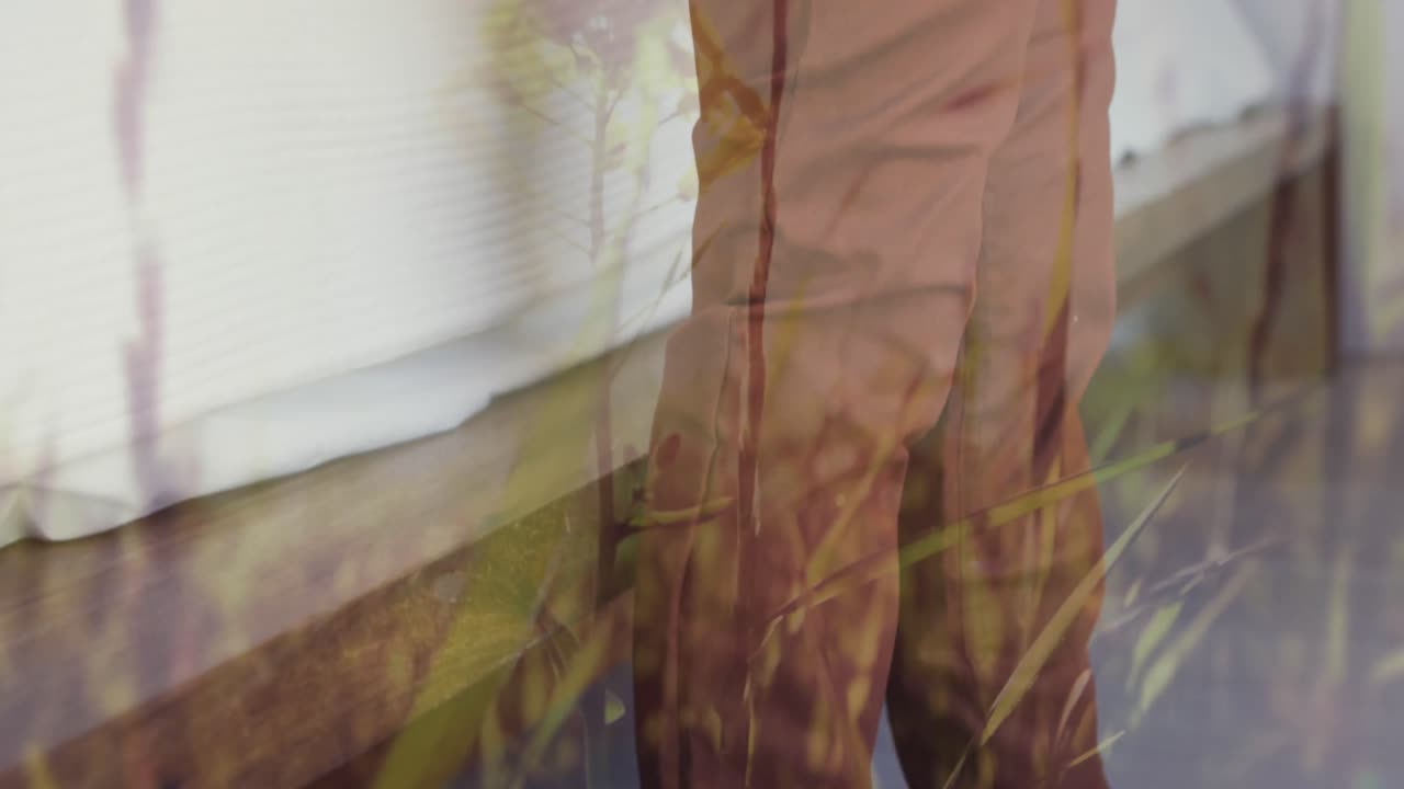 animación de hierba sobre las piernas de un niño afroamericano