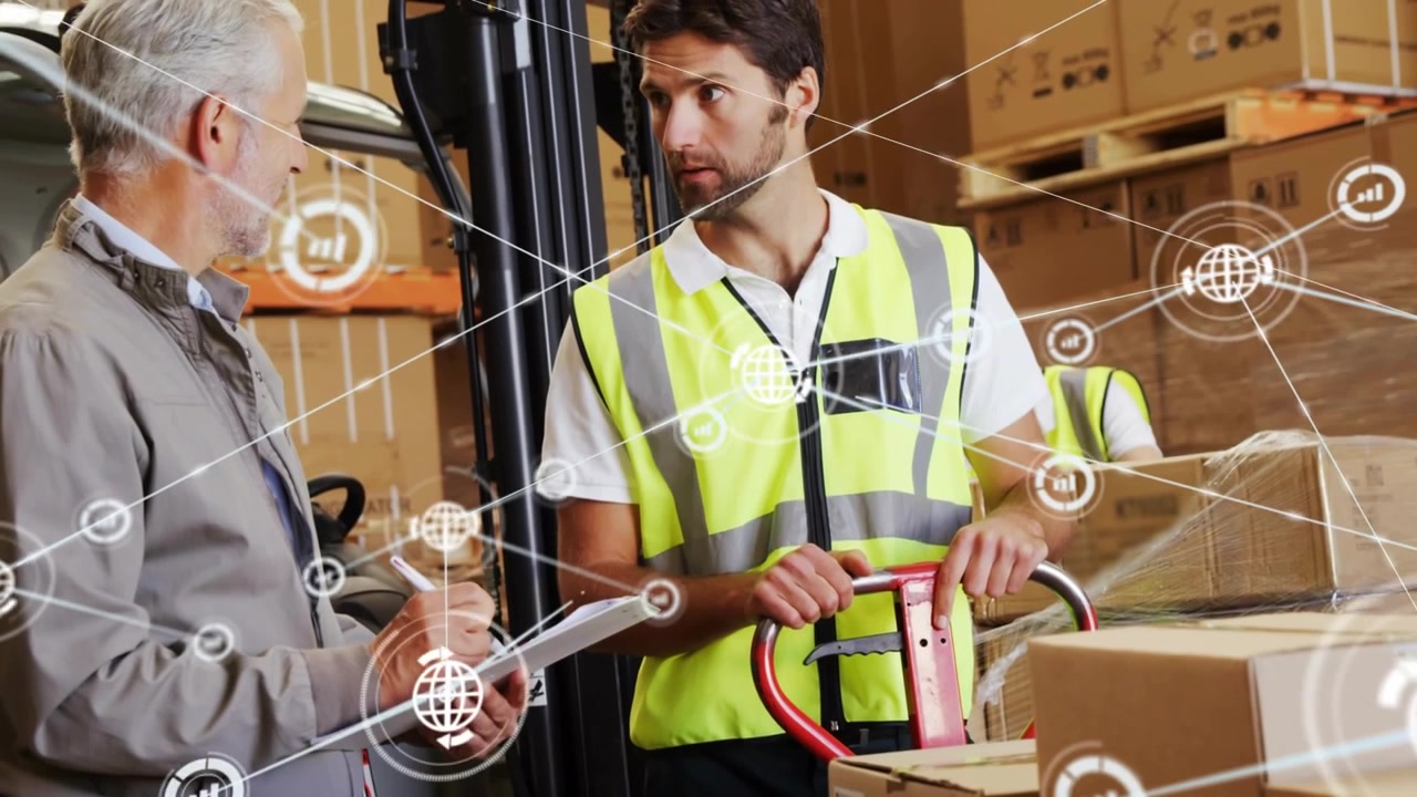 Ispettore che prende appunti e guarda un lavoratore che manovra un transpallet, con icone che si collegano e mostrano le scorte.