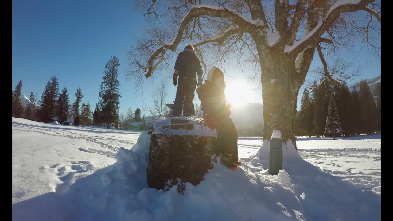 冬に雪で遊ぶ子供たち 4k