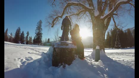 niños jugando en la nieve durante el invierno 4k