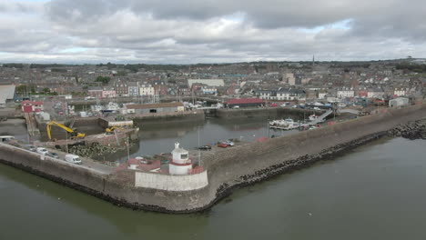 Eine-Luftaufnahme-Des-Hafens-Und-Der-Stadt-Arbroath-An-Einem-Bewölkten-Tag