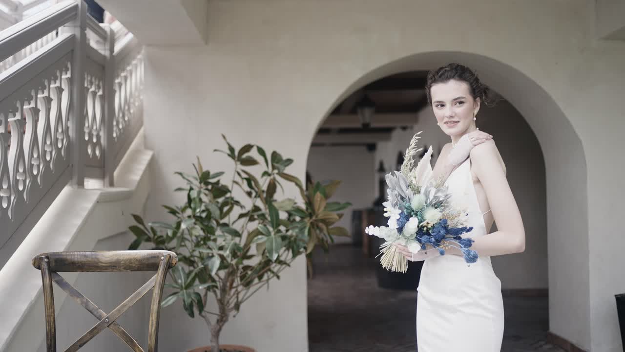novia posando al aire libre con un ramo