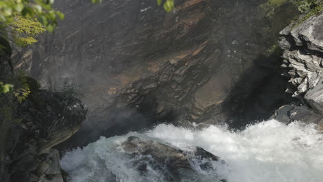 alto ángulo de las profundidades del cañón rocoso en el barranco de hallingsan
