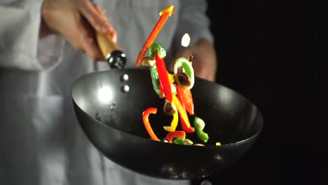 Chef-Haciendo-Salteado-De-Verduras-En-Wok