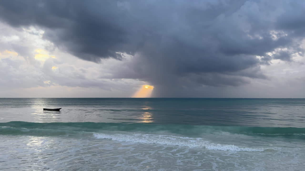 열대 해변 위의 극적인 폭풍우 구름
