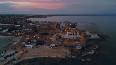 marzamemi en sicilia, viejo pueblo de pescadores al atardecer