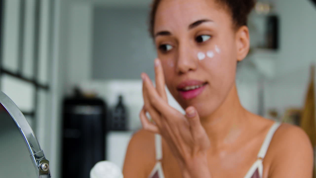 mujer haciendo su rutina de cuidado personal