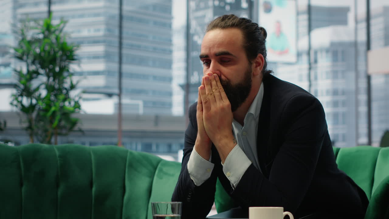 Video verticale: Uomo d'affari preoccupato e disperato che lavora sotto pressione.
