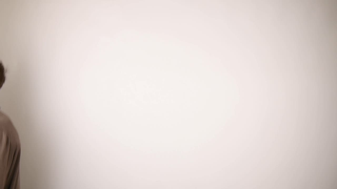 hombre saltando de derecha a izquierda sobre un fondo blanco