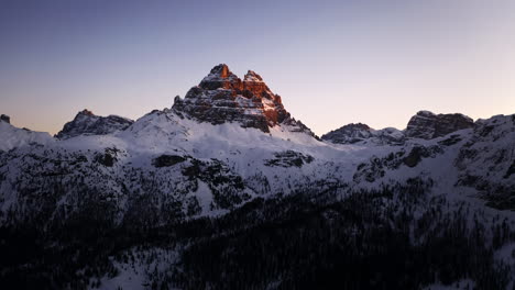 picos de montaña nevados al amanecer o al atardecer
