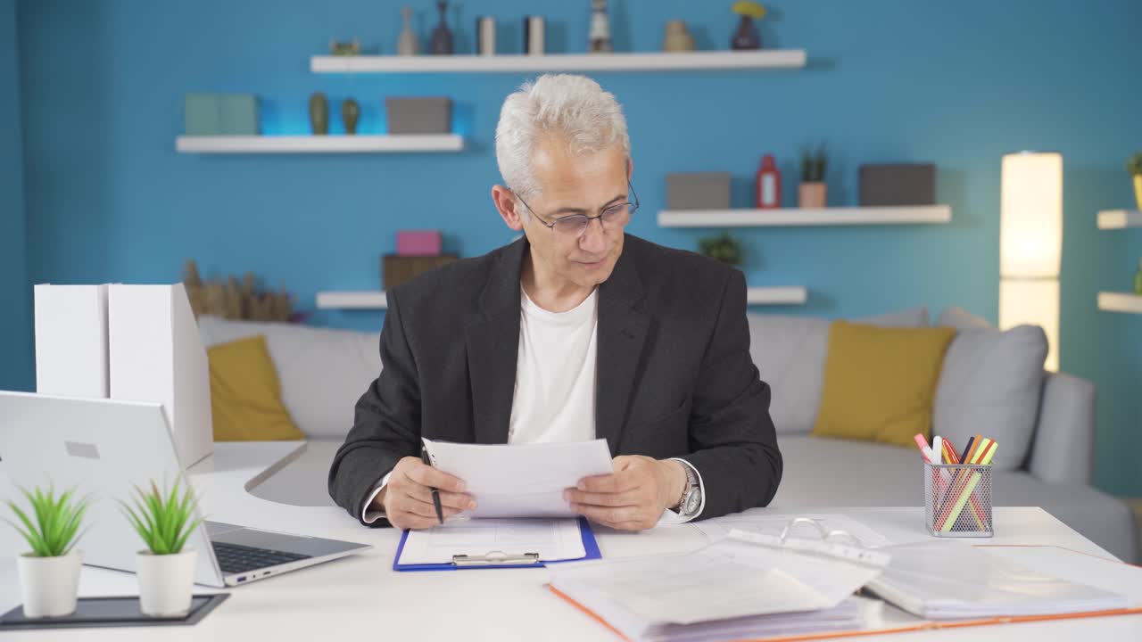 home-office-arbeiter mann arbeitet verwirrt.