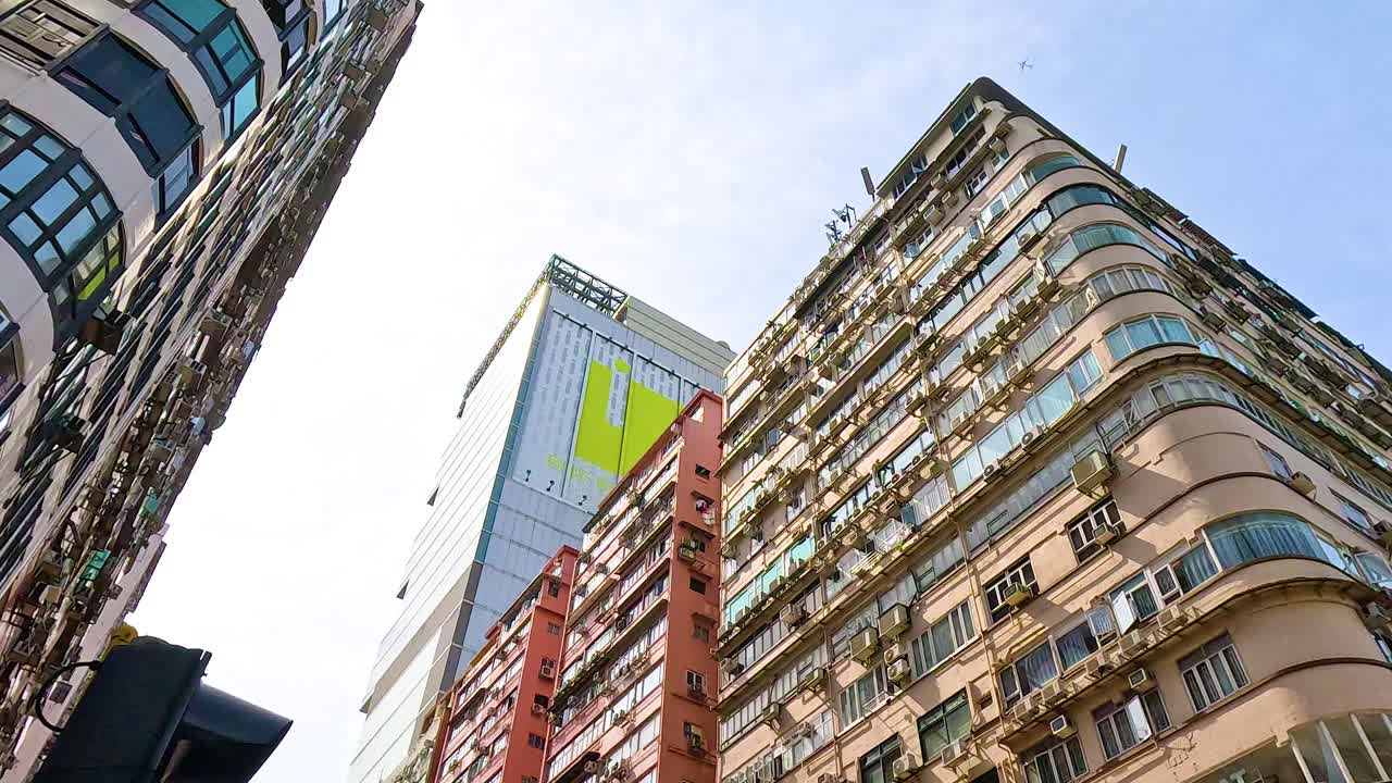 비는 교차로 에서 보행자 들 과 자동차 들