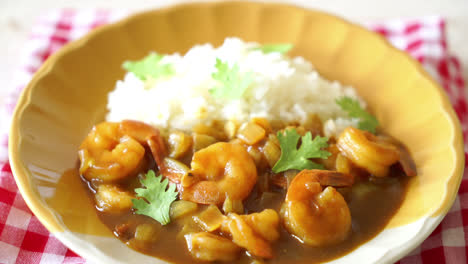 camarones en salsa de curry sobre arroz cubierto