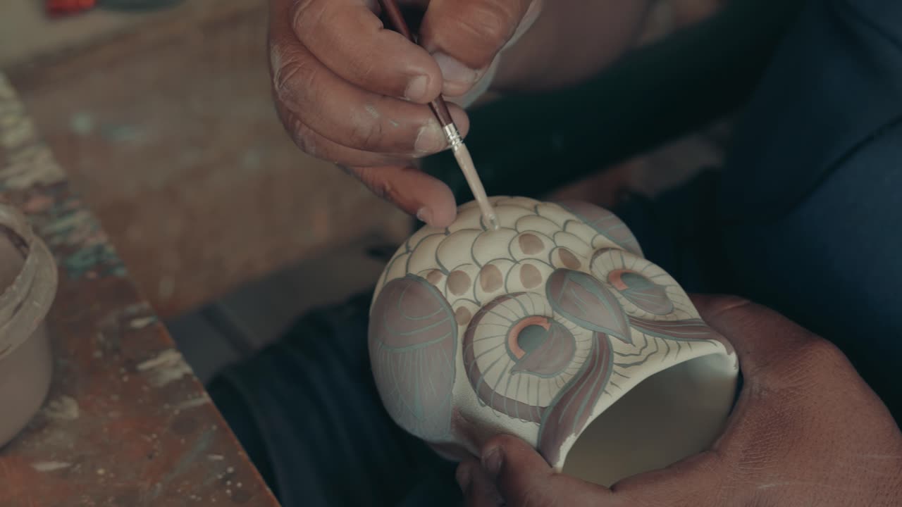 projetando uma coruja de cerâmica - close-up