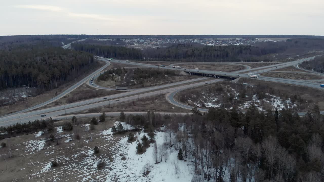 숲 속 의 구름 은 봄 저녁 에 오버브리지 를 가진 자동차 교차로