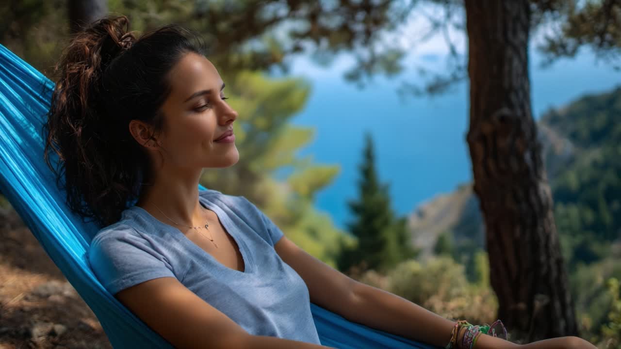 Um momento sereno capturado na natureza, retratando uma jovem relaxando numa rede azul entre uma vegetação exuberante e uma vista tranquilizadora do oceano ao fundo.