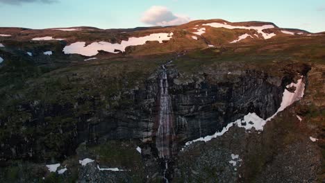 vista aérea del río que cae en cascada por las rocas en el parque nacional de hardangervidda