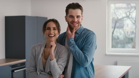 Porträt-Eines-Fröhlichen-Kaukasiers-In-Einem-Leeren-Neuen-Haus.