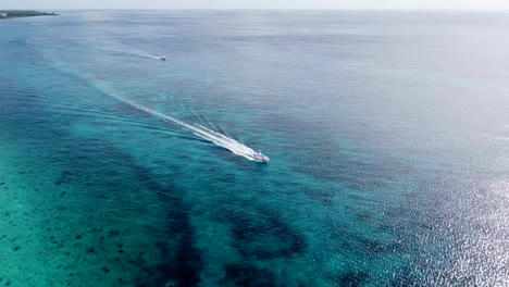 Vista-Aérea-De-Un-Pequeño-Bote-Creando-Una-Estela-En-El-Mar-Caribe