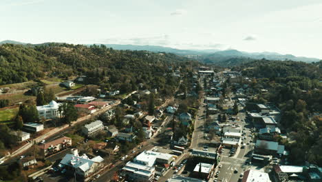 Drone-shot-of-downtown-Sonora-in-Tuolumne-County,-CA