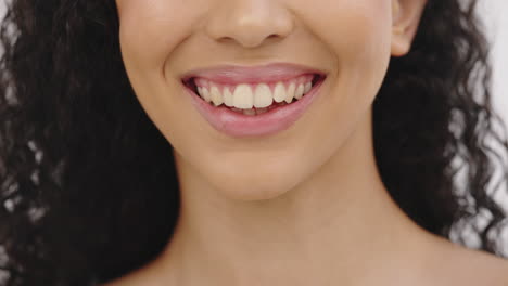 Gesicht,-Zahnzähne-Und-Lächeln-Der-Frau