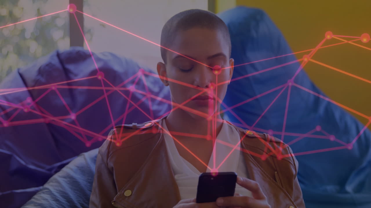 animación de una red de conexiones a través de una mujer biracial usando un teléfono inteligente