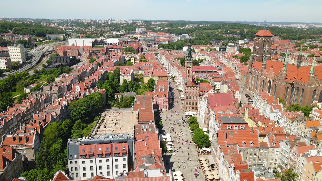 그단스크 시청과 성 근처의 긴 시장에서 군중