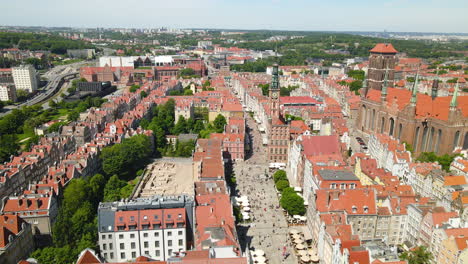 Multitud-En-El-Mercado-Largo-Cerca-Del-Ayuntamiento-De-Gdansk-Y-St