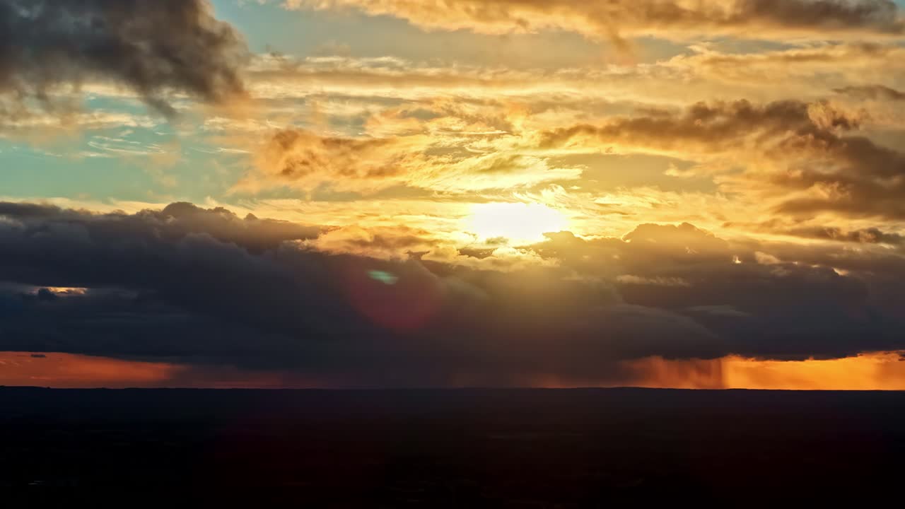 Farbenprächtiger Sonnenuntergang-Zeitraffer mit ziehenden Wolken.