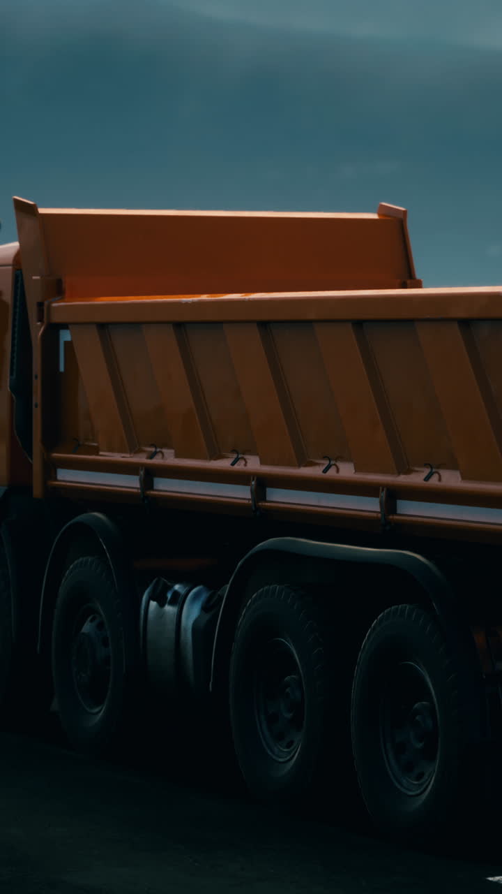 도로에 있는 오렌지색 덤프 트럭