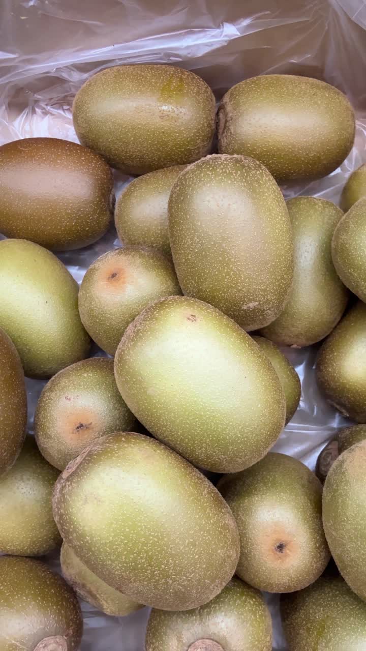 Primo piano di kiwi dorati freschi in una scatola