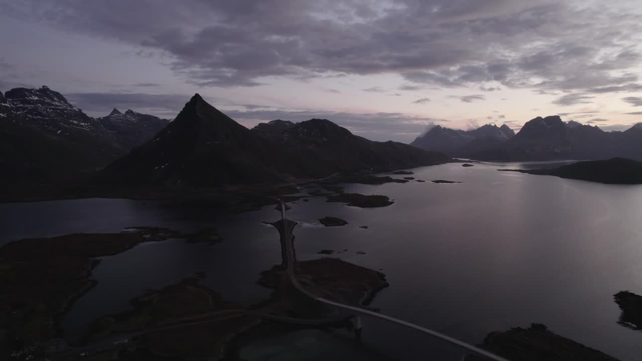vista aérea con vistas a los puentes de fredvang, atardecer en lofoten, noruega - pan, tiro de drone