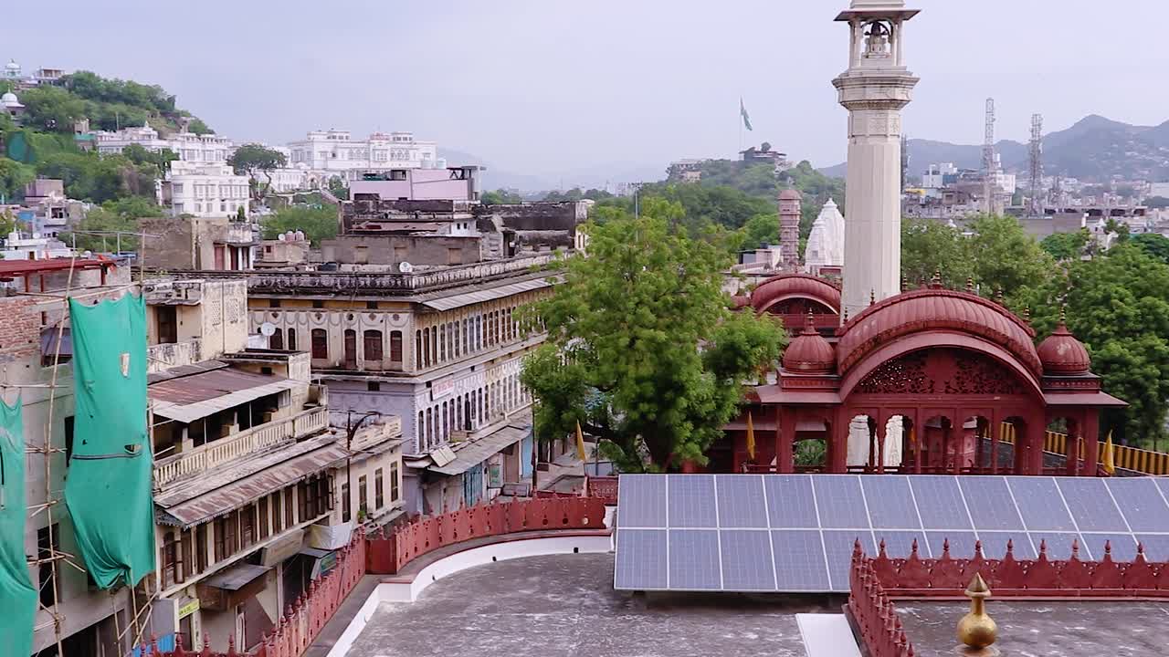 antiguo artístico santo jainista pisotear la entrada con árbol de fondo el video se toma en el templo jainista soni ji ki nasiya, ajmer, rajasthan, india
