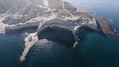 impresionante paisaje de la península de valdés con un agua azul cristalina de golfo san jose en la provincia de chubut, argentina