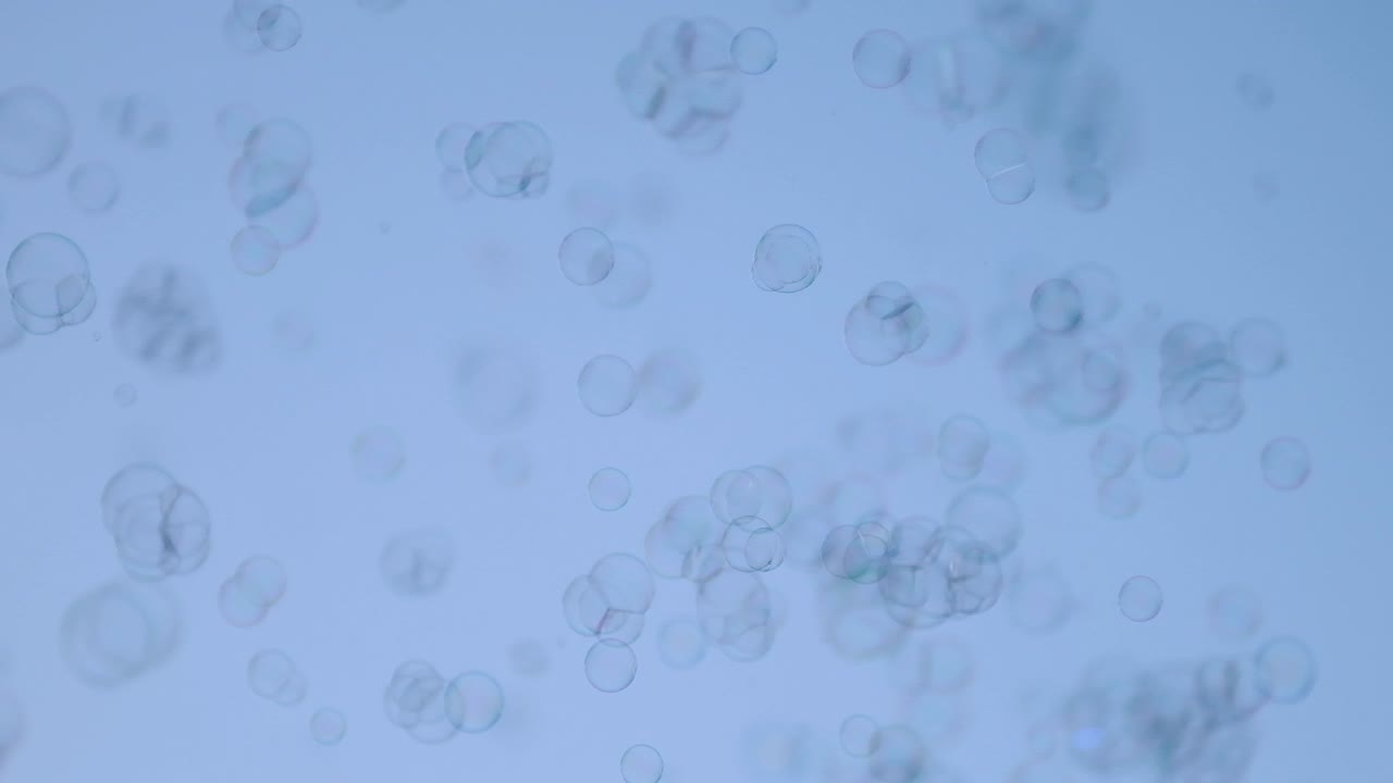 burbujas de jabón divertidas revolotean sobre un fondo azul