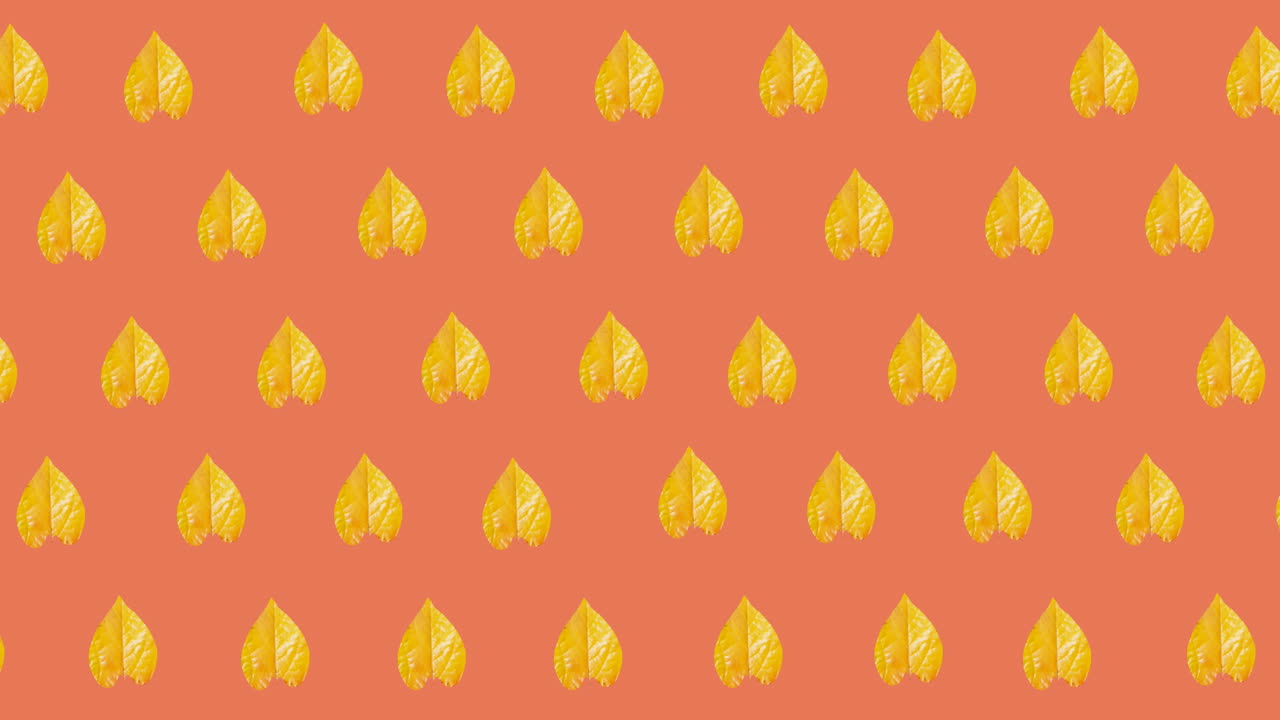 animación de múltiples hojas amarillas de otoño sobre un fondo naranja