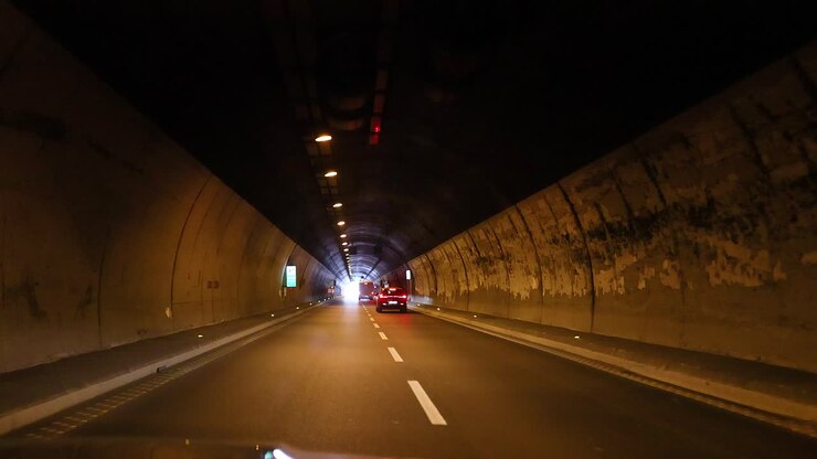 Viaggio in auto attraverso una galleria in Piemonte