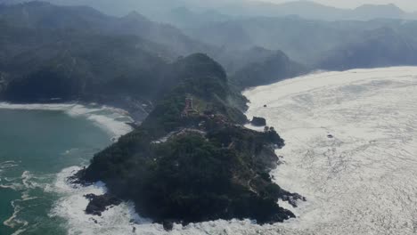 Ikonische-Küste-Und-Strand-Von-Menganti-In-Indonesien,-Luftdrohnenansicht