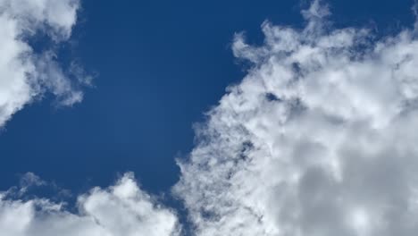 Zeitrafferaufnahme-Mit-Blick-Auf-Die-Sich-Bildenden-Und-Verschwindenden-Wolken