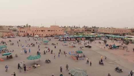 Schwenk-über-Den-Marktplatz-Von-Djemaa-El-Fna,-Traditionelle,-überfüllte-Marokkanische-Marktstände