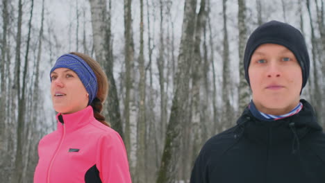 Una-Hermosa-Mujer-Y-Un-Hombre-Corren-En-El-Bosque-En-Invierno-Con-Una-Nutrición-Adecuada-Y-Un-Estilo-De-Vida-Saludable.-Camara-Lenta.