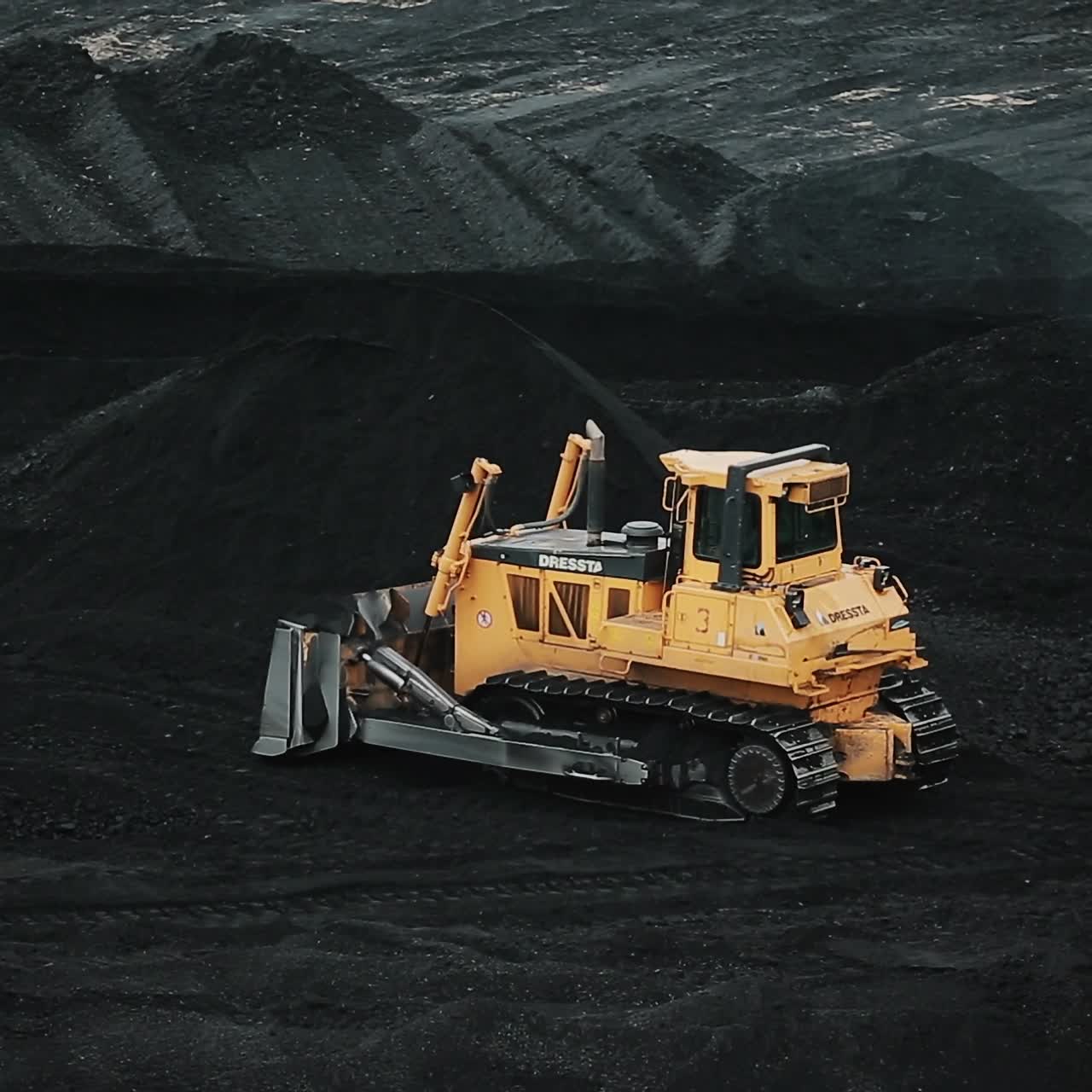 excavadora en el almacén de carbón