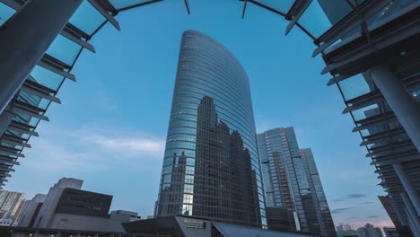 Timelapse-De-Nubes-Y-Luces-Encendidas-En-Un-Moderno-Edificio-De-La-Torre-De-Tokio