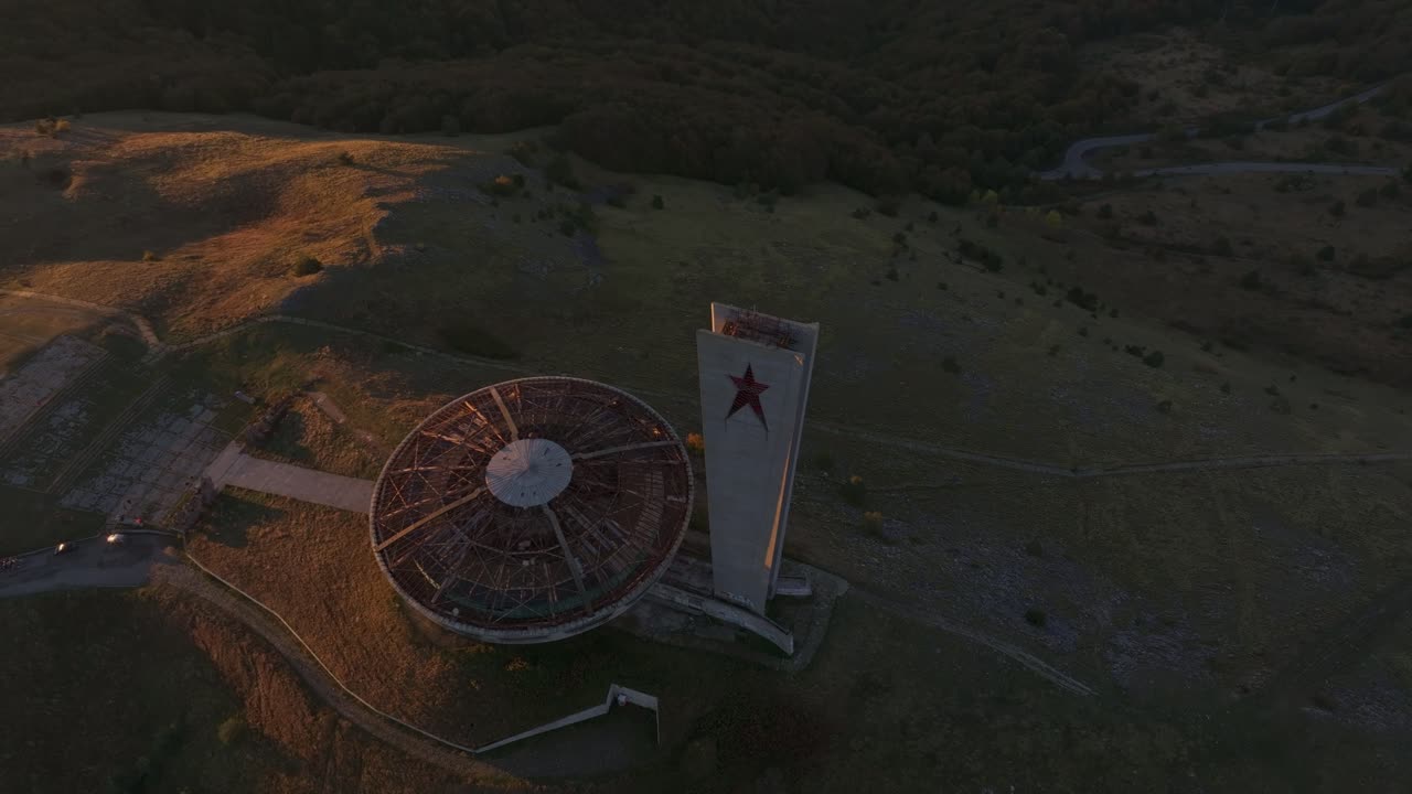 Vista aérea do monumento de Buzludzha sob a luz dourada da manhã, Bulgária