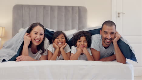 Gesicht,-Schlafzimmer-Und-Familie-Mit-Kindern