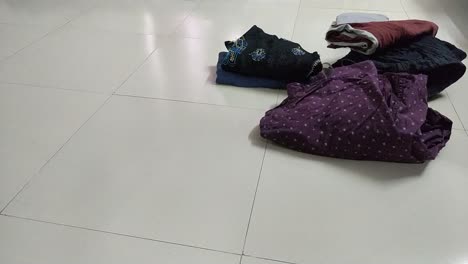 집에서 옷을 개서 바닥에 던지는 타임랩스 영상